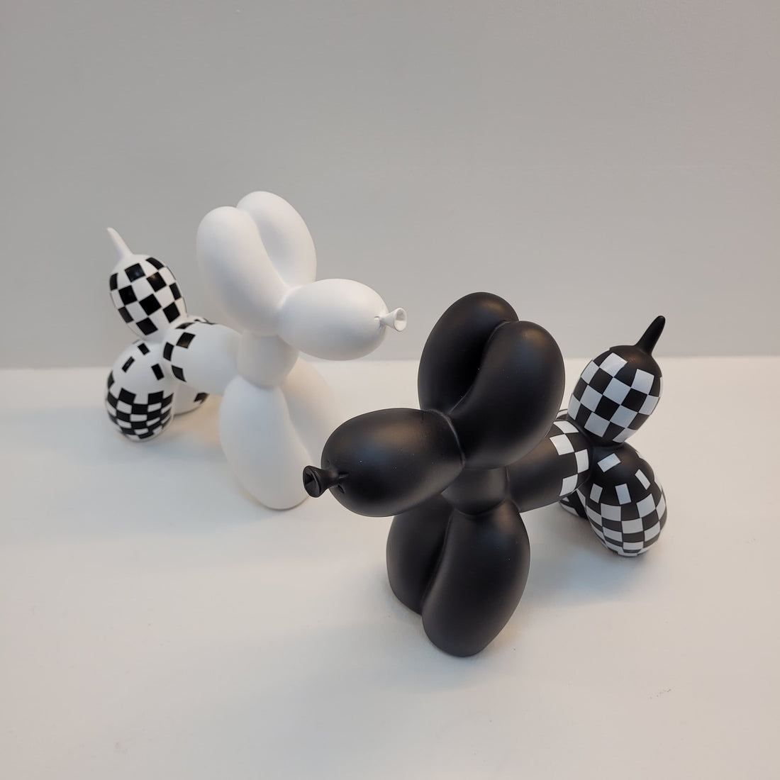 Escultura Doggy Balloon Xadrez Resina - 0016 Conceito 